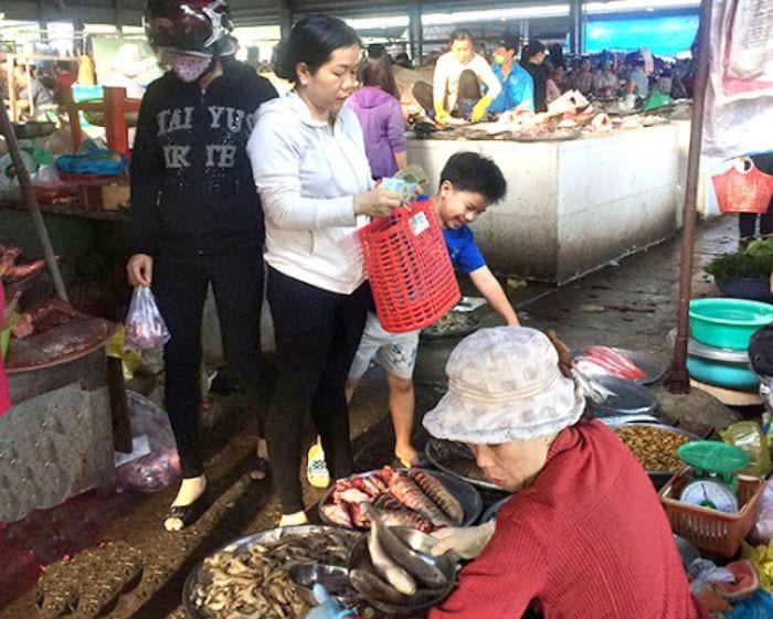 Nếu chiêm bao đi chợ mua cá thì chứng tỏ bạn đang muốn được đi du lịch đến một vùng đất mới